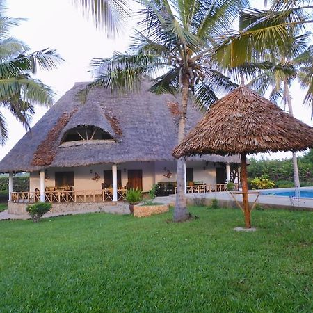 Queen K Cottages Watamu At Chrystal Homes Exterior photo