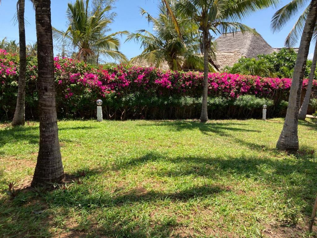 Queen K Cottages Watamu At Chrystal Homes Exterior photo