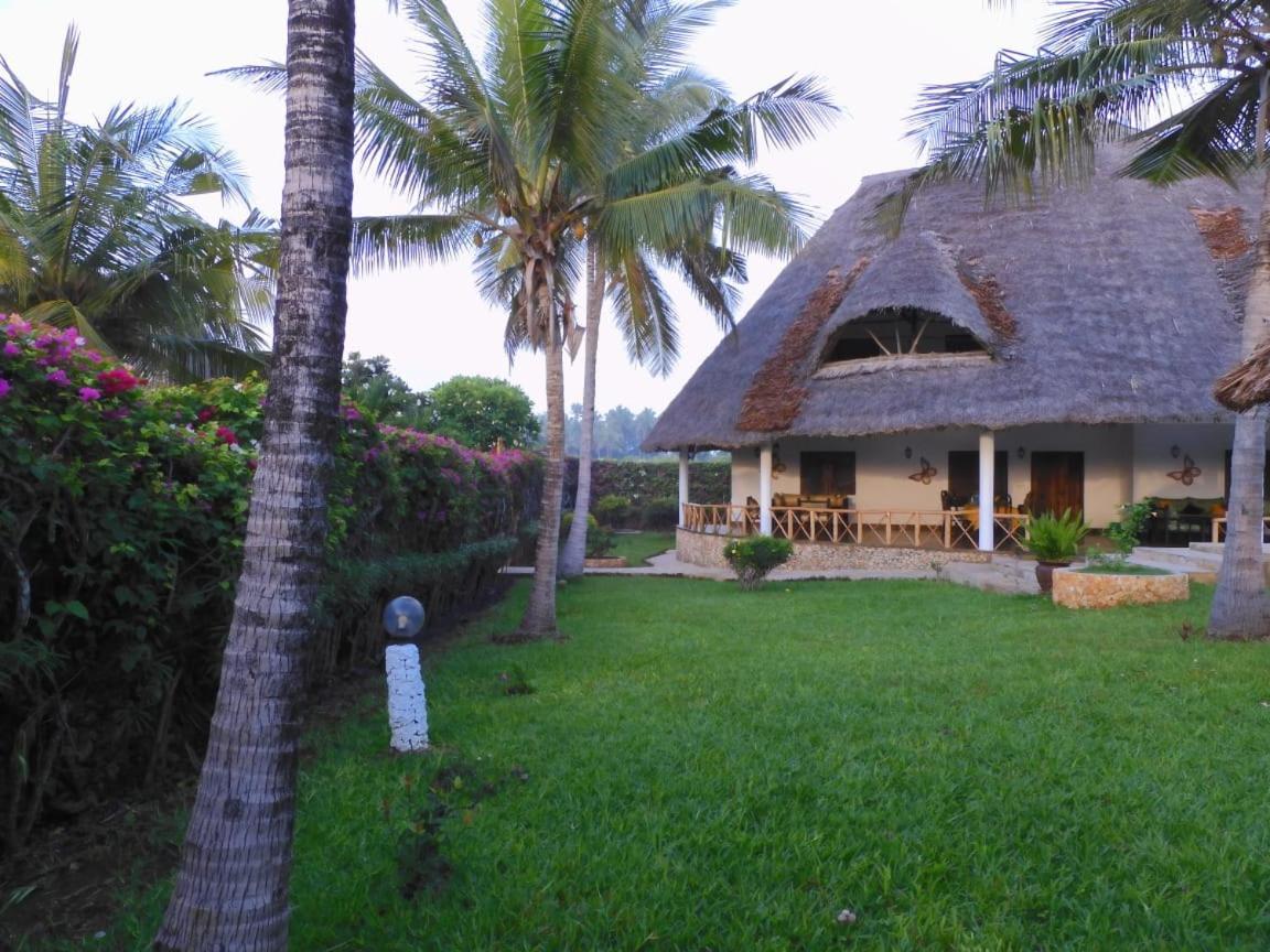 Queen K Cottages Watamu At Chrystal Homes Exterior photo