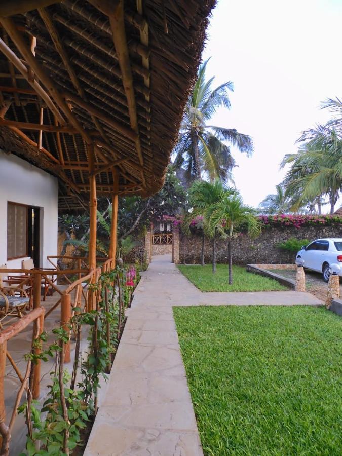 Queen K Cottages Watamu At Chrystal Homes Exterior photo